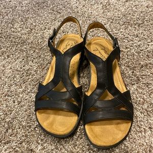 Natural soul black sandals